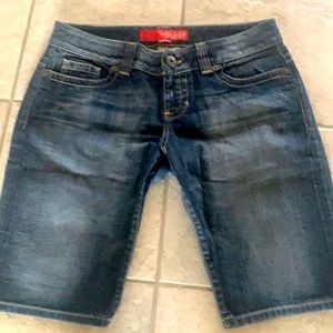 Guess NWOT Jean long shorts.  Wms Sz 32 waist with overall 21.5 length.